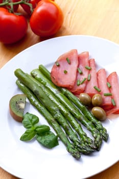 Green asparagus with ham
