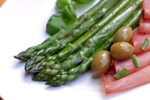 Green asparagus with olives,ham
