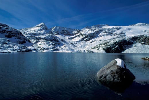 Mountain lake in the first snow
