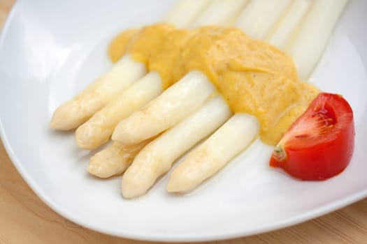 Asparagus with hollandaise sauce