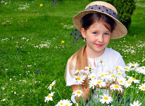 Child with daisies and hat