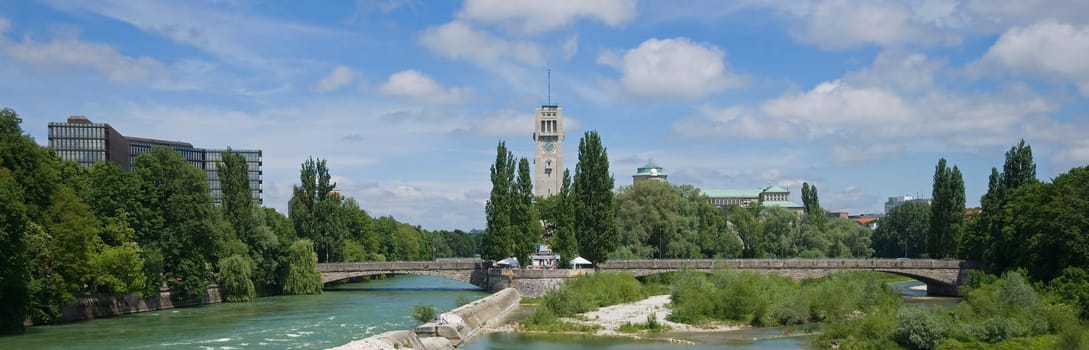 Deutsches Museum mit Isar in Munich