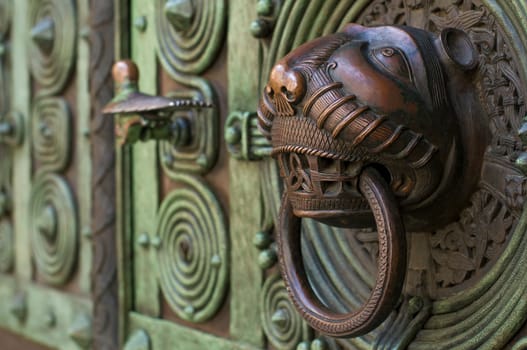 Lion's Door02