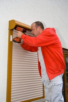 Installation of a roller shutter