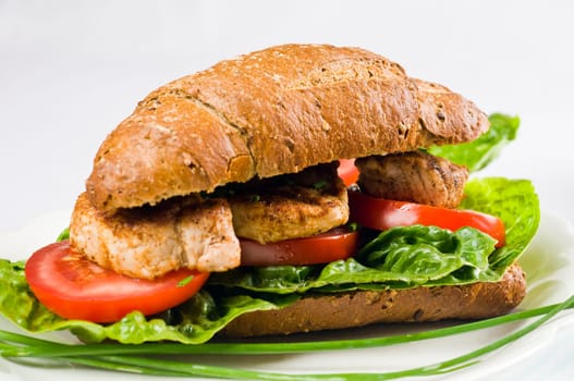 wholemeal sandwich with pork fillet,lettuce,tomatoes and bell pepper
