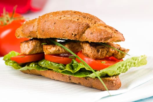 wholemeal sandwich with pork fillet,lettuce,tomatoes and bell pepper