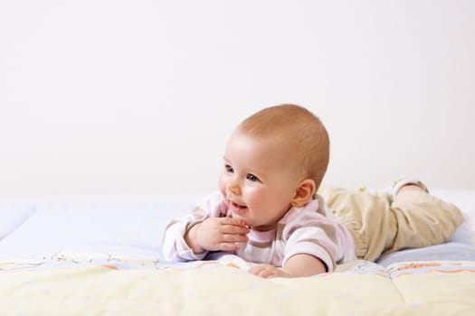 Baby auf Spieldecke