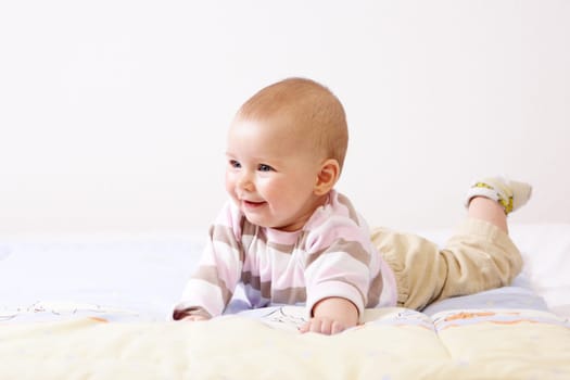 Baby auf Spieldecke