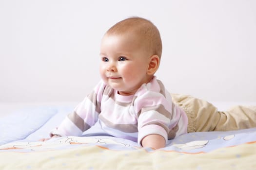 Baby auf Spieldecke