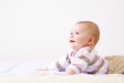 Baby auf Spieldecke