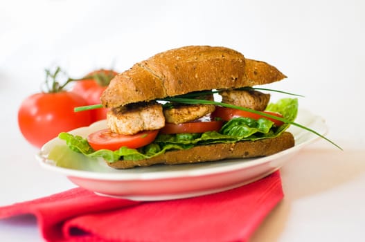 wholemeal sandwich with pork fillet,lettuce,tomatoes and bell pepper