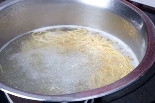 Cooking spaghetti