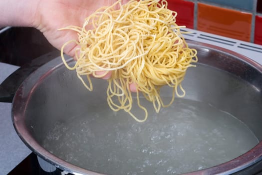 Spaghetti in der Hand