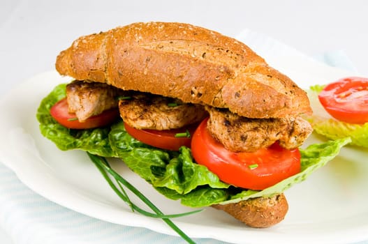 wholemeal sandwich with pork fillet,lettuce,tomatoes and bell pepper