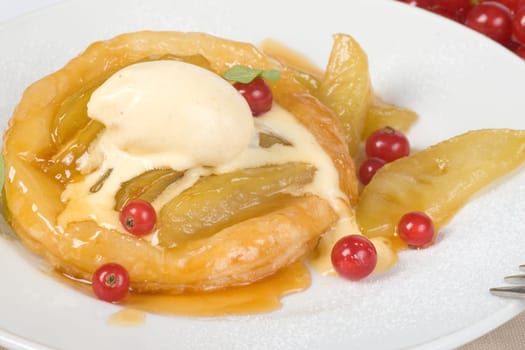 Apple slices with ice cream
