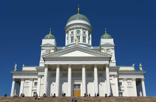 stands in the middle of Helsinki on an elevated position and towers over the whole city with its dome and 4 domed towers