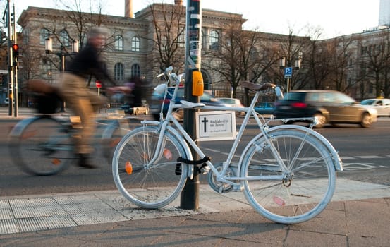 Fahrradfahrerin mit weißem Fahrrad