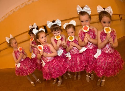 Children licking lollipops