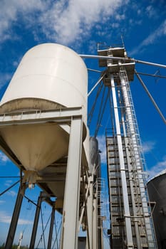 Grain storage tower