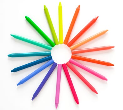 Crayons crayons forming a circular pattern