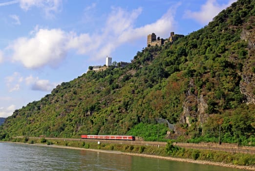 Sterrenberg Castle (with the white plaster of the keep),together with the neighbouring Liebenstein Castle,forms the so-called &amp #8222 enemy brothers&amp #8220 on the right bank of the Rhine. The two castle ruins are located near Kamp-Bornhofen and