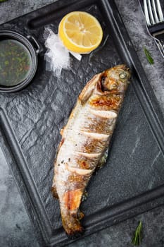 baked fish with broth and lemon