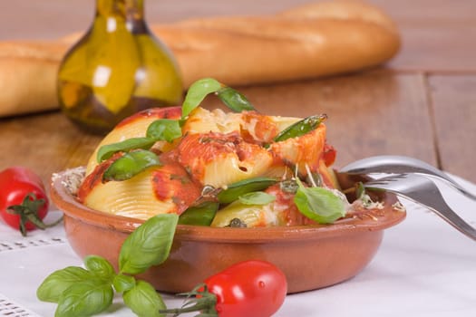 Lumaconi with tomatoes