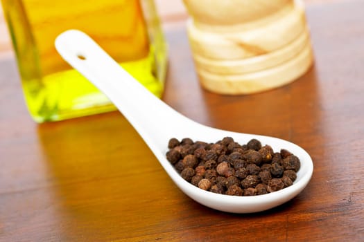Peppercorns in the spoon