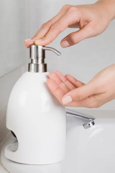 Soap from the dispenser to the hand