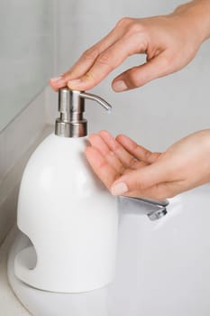 Soap from the dispenser to the hand