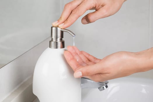 Soap from the dispenser to the hand