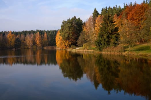 Autumn atmosphere at the lake