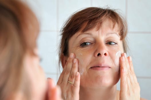 rub cream the face