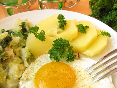 Savoy cabbage with fried egg and salted kart