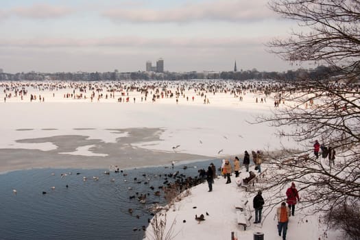 Saturday,January 30,2010 Ice fun at the Outer Alster in Hamburg. Hundreds of people take advantage of the opportunity and the sunny weather to walk across the ice. The dangerous places were cordoned off,like here at the bridge.