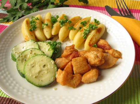 Potato noodles with zucchini and chicken