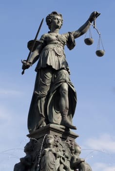 Die Statue der Justitia in Frankfurt
