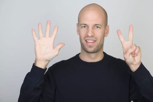 Man showing the number 7 with seven fingers