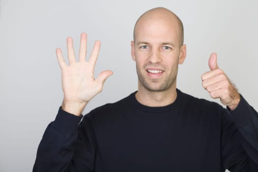Man showing the number 6 with six fingers