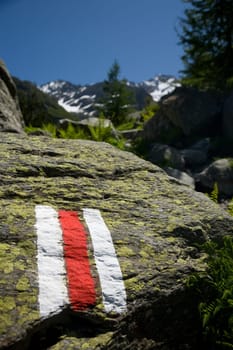 Hiking trail marking red white