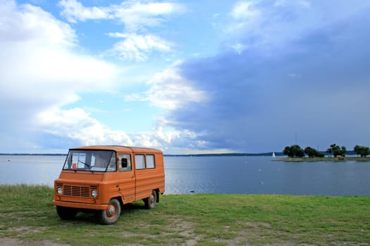 Vintage camper parkedg at the lake