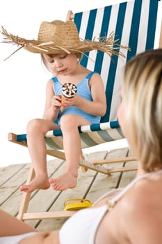 Beach - Mother with child with ice-cream