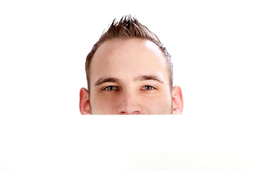 Ein Mann schaut über eine weiße Wand