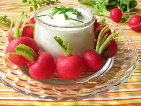 Radishes with yoghurt and herb dip