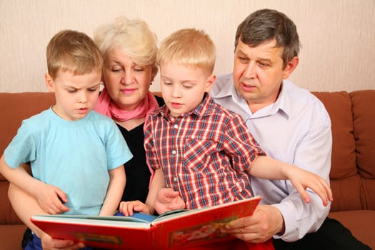 grandparents with grandcgildren read book