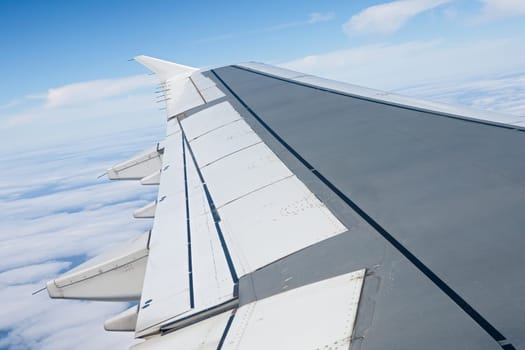 Airplane wing