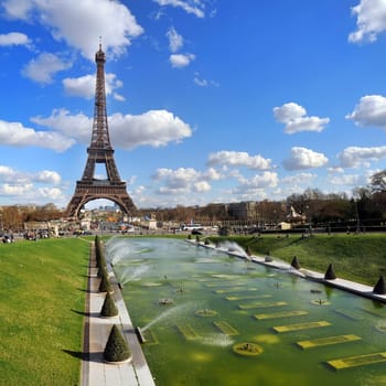 eiffel tower with funtains of trocadero