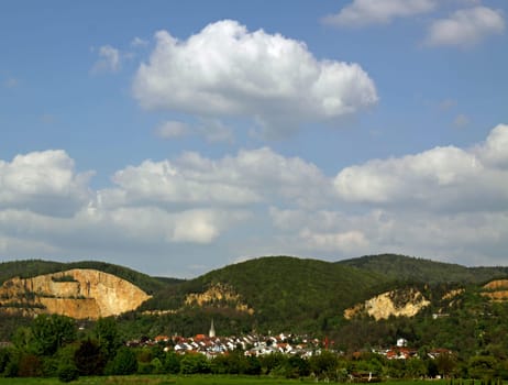 Dossenheim is located a few kilometres north of Heidelberg on the Badische Bergstraße. The Mount of Olives is characterised by the terraces created by rock mining. These reddish former porphyry boulders,which are also visible from the A5 motorway,are