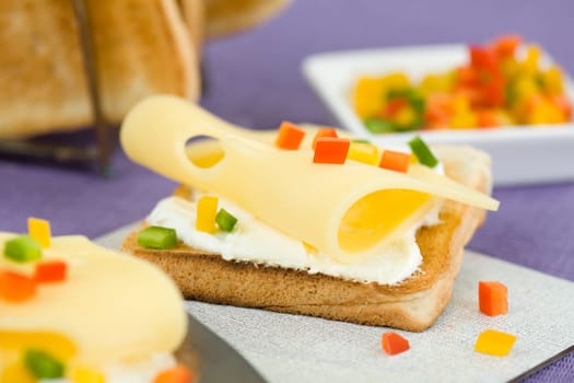 Pepper toast cubes