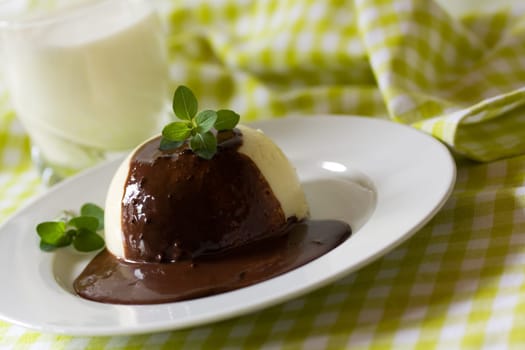 Vanilla pudding with chocolate sauce
